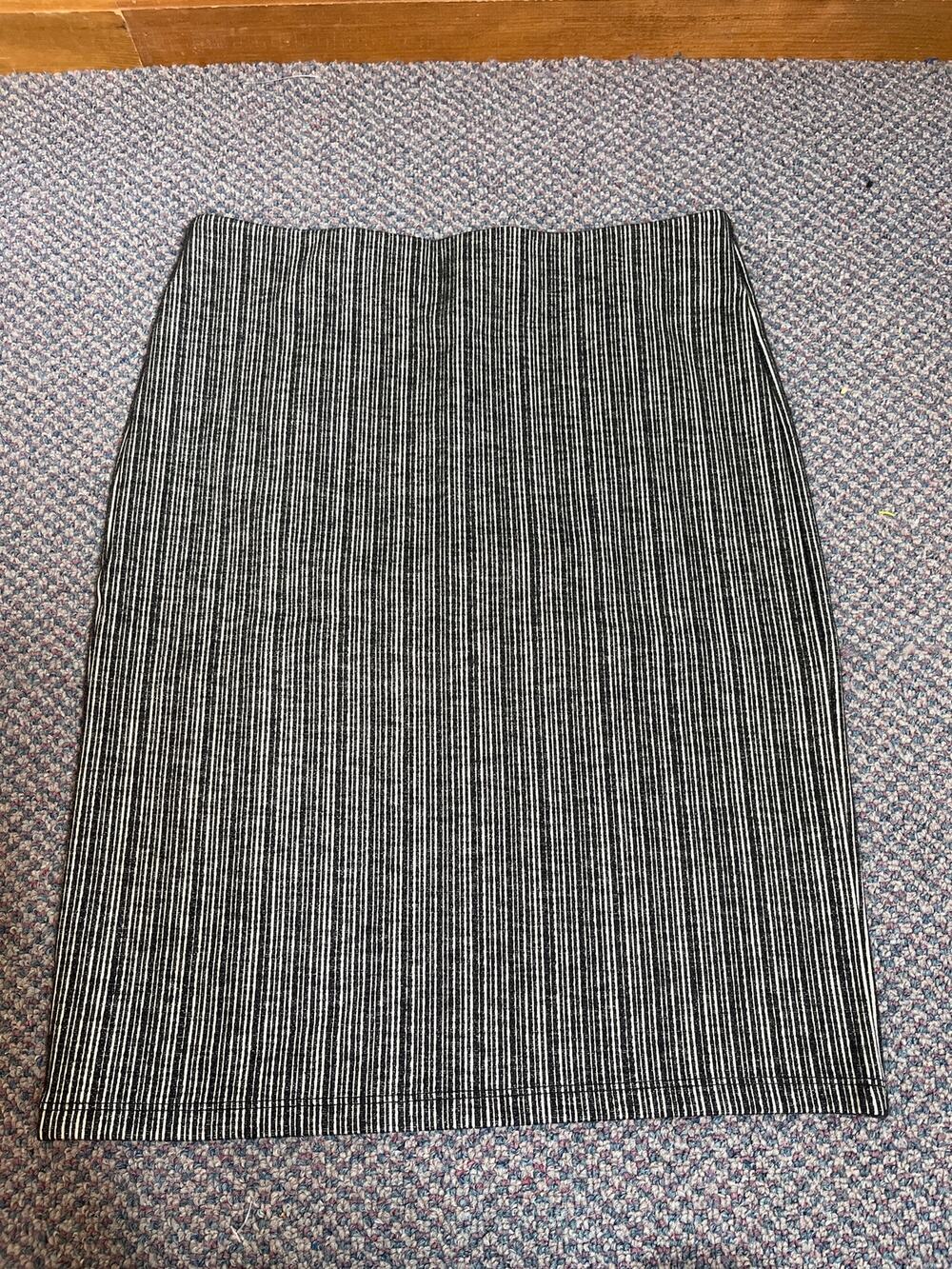 LOFT Black and White Pencil Skirt XS